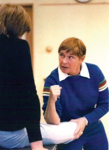 Bonnie Prudden giving myotherapy to a knee